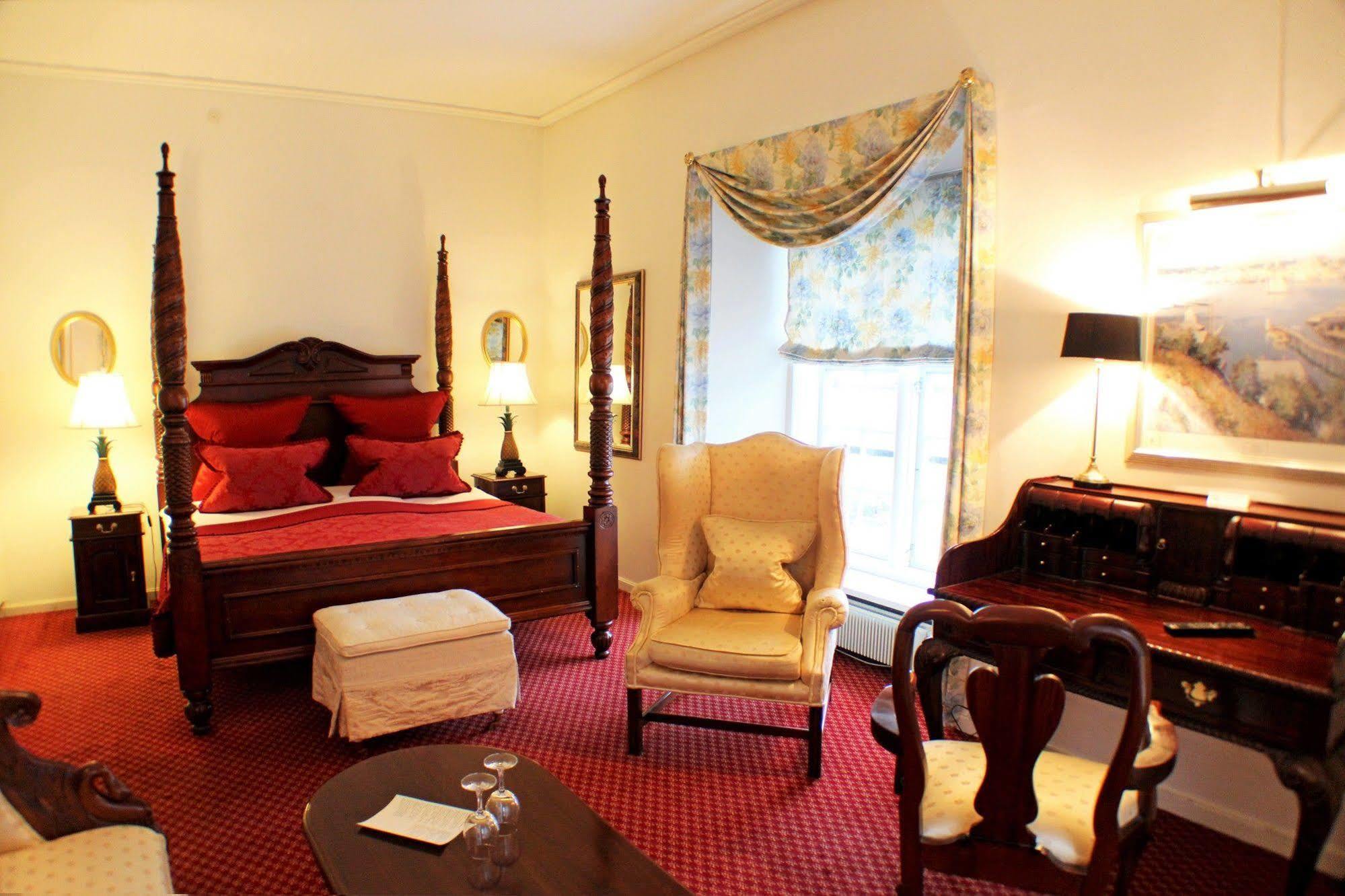 Manor House 4*