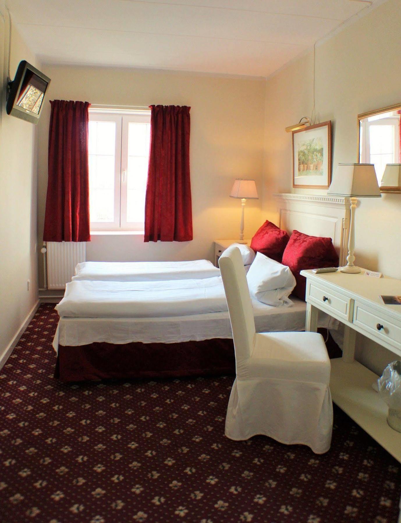 Manor House Hotel 4*