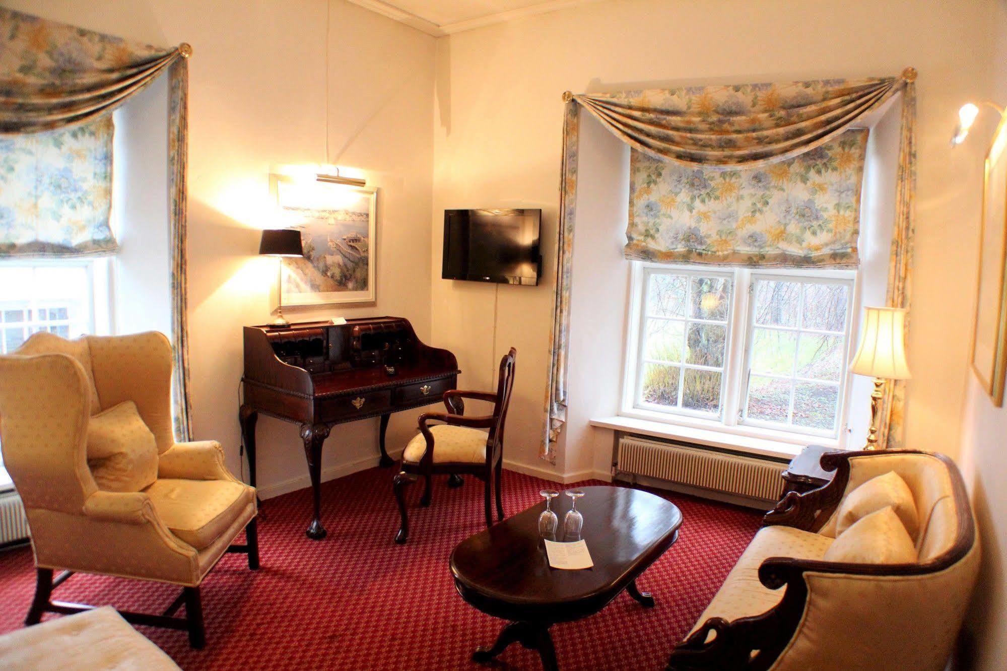Manor House 4*