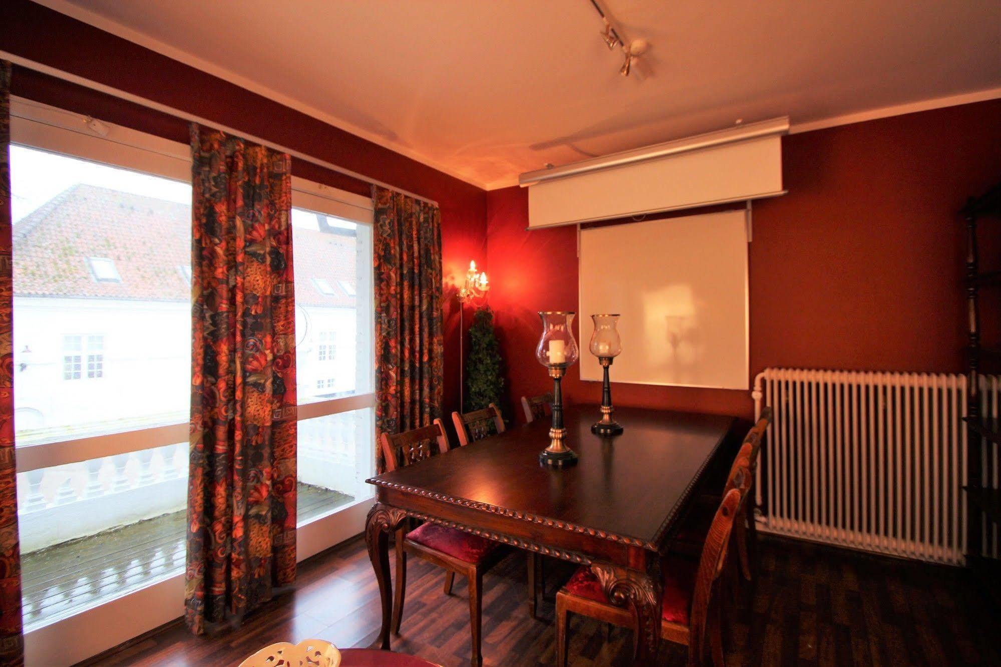 Manor House 4*